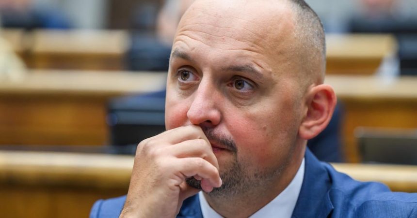 Opozicia sa snai zabranit nelegalnym poplatkom v zdravotnej starostlivosti