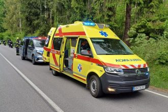 Pad motocyklistu si vyzadalo zasah zachranarov skoncil v nemocnici pri nehode si poranil krcnu chrbticu