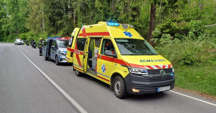 Pad motocyklistu si vyzadalo zasah zachranarov skoncil v nemocnici pri nehode si poranil krcnu chrbticu