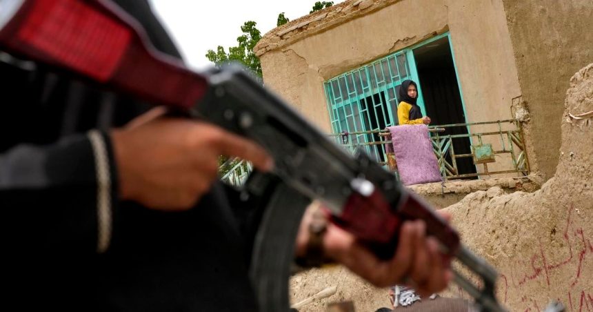 Pri utoku militantov na zakladnu v Pakistane zahynulo osem ludi 35 utrpelo zranenia