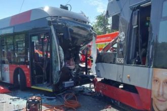 V Prahe doslo k zrazke autobusu s elektrickou zranenia utrpelo 18 osob
