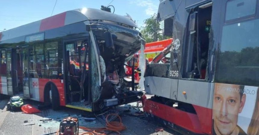 V Prahe doslo k zrazke autobusu s elektrickou zranenia utrpelo 18 osob