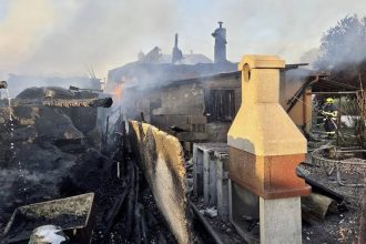 V obci sa rozputalo peklo Horeli domy aut aj garaz