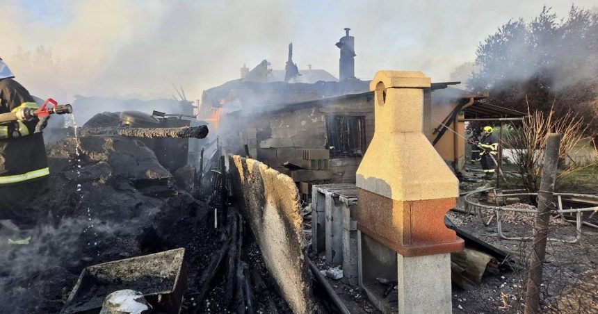 V obci sa rozputalo peklo Horeli domy aut aj garaz