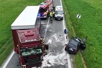 V okrese Svidnik doslo k zrazke osobneho auta s nakladnym autom Tri osoby sa zranili