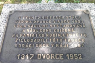 Vojensky obvod zrusil obec Je tam zarastene rumovisko ziadaju o jej obnovu narazili na plany obrany