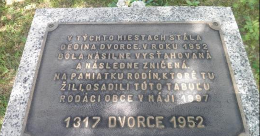 Vojensky obvod zrusil obec Je tam zarastene rumovisko ziadaju o jej obnovu narazili na plany obrany