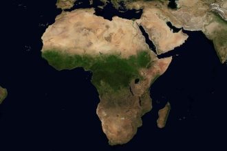 Vznik nov trhlina v tektonickej doske Nali jej stopy v Afrike