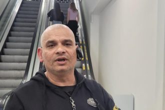 dieta pred obchodom napadlo seniorku situacia je neunovna radnica zhiada o pomoc zandarov