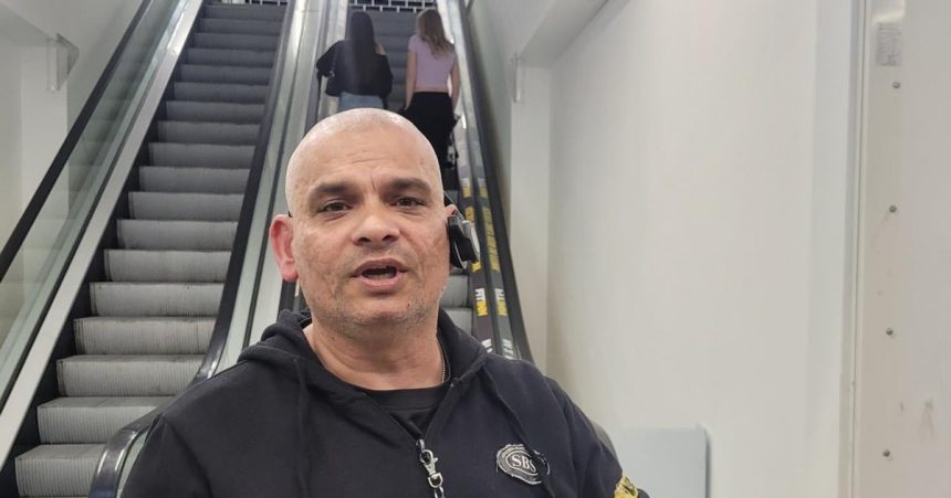 dieta pred obchodom napadlo seniorku situacia je neunovna radnica zhiada o pomoc zandarov