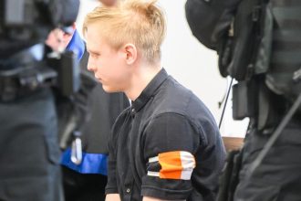 proces v kauze utoku na gymnaziu pokracuje vysluchmi svedkov vypovede prebiehaju prostrednictvom telemostu