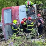 v jablonove nad turnou pokracuje vytahovanie havarovanej lokomotivy