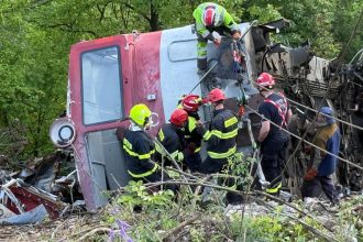 v jablonove nad turnou pokracuje vytahovanie havarovanej lokomotivy