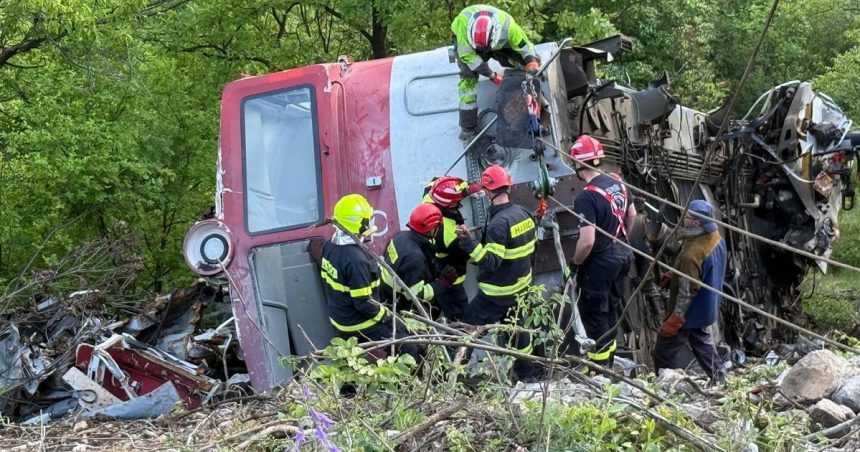 v jablonove nad turnou pokracuje vytahovanie havarovanej lokomotivy
