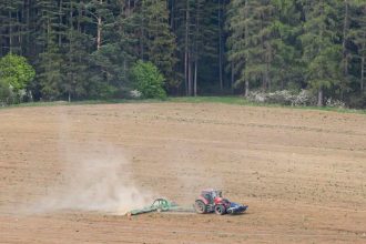 vyrazne az extremne sucho zasahuje pribline polovicu uzemia slovenska