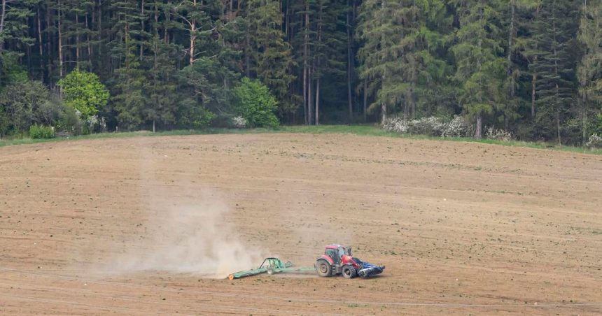 vyrazne az extremne sucho zasahuje pribline polovicu uzemia slovenska