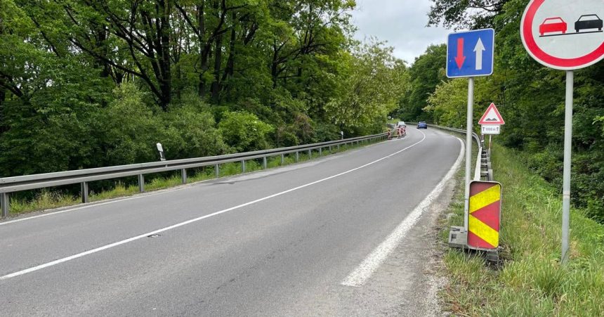 zosuv na ceste pri novakoch opravi pripravuje sa rekonstrukcia prace si vyzadavaju obmedzenia dopravy