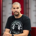 Advokat Kanis Tyrana zena sa dozvie ze pustili jej partnera az ked jej zazvoni pri dverach