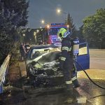 Auto zachvatili plamene snazili sa ich uhasit este pred prichodom hasicov Nikto sa nezranil