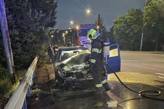 Auto zachvatili plamene snazili sa ich uhasit este pred prichodom hasicov Nikto sa nezranil