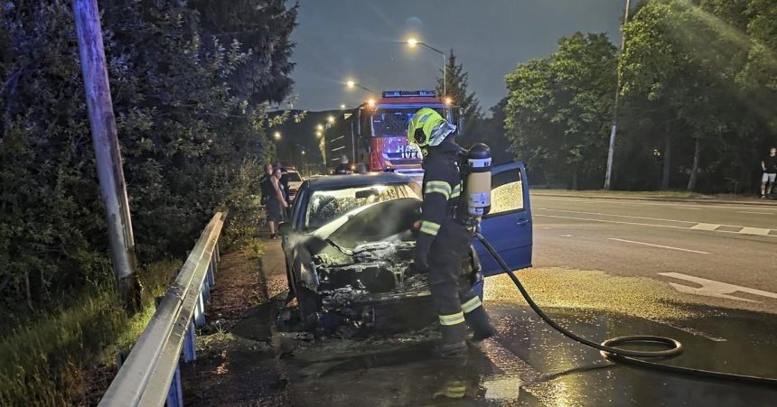 Auto zachvatili plamene snazili sa ich uhasit este pred prichodom hasicov Nikto sa nezranil