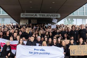 Babishova vlada rusi poplatky za televiziu a rozhlas Opozicia tvrdi ze ide o slovenske mafianske taktiky