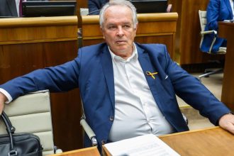 Cakali to vo stvrtok Pellegrini v kalendari nema menovanie Radacovskeho a Kmeca