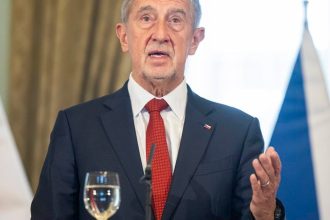 Ceski poslanci opat diskutovali o moznom konflikte zaujmov Andreja Babisa ten kritiku odmieta