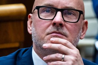 Co zaznelo v diskusiach Grohling vyzval prezidenta aby nevymenoval Radacovskeho ani Kmeca na posty velvyslancov