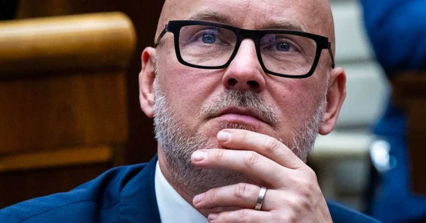 Co zaznelo v diskusiach Grohling vyzval prezidenta aby nevymenoval Radacovskeho ani Kmeca na posty velvyslancov