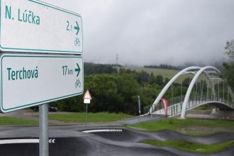 Dva hrady spojila cyklotrasa Vazska cyklomagistrala sa predlzila problematicky usek ostava nadalej pozastaveny