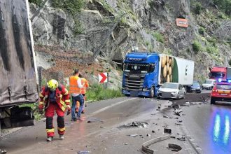 Kamilon presiel pod Strecnom do protismeru Pri nehode sa vysypala chemicka latka