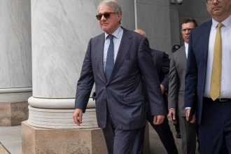 Miliardar Black vypovedal pred kongresovym vyborom v kauze Epstein