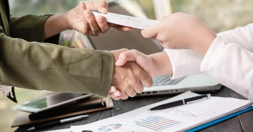 Najvacsia talianska banka Intesa Sanpaolo navrhla prevzatie Monte dei Paschi za 31 miliard eur
