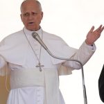 Nasilie nebude mat posledne slovo Papez zakoncil zasadnutie kardinalov vyzvou k mieru