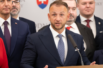 Nie sme povinni odpovedat denniku SME Sutaj Estok odmieta odpovedat na otazky o prenajme aut