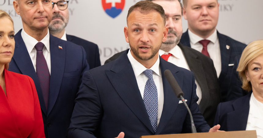 Nie sme povinni odpovedat denniku SME Sutaj Estok odmieta odpovedat na otazky o prenajme aut
