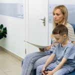 Osamely zamestnanec s dietatom dostal od januara viac volna na sprevadzanie k lekarovi