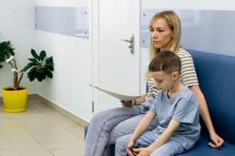 Osamely zamestnanec s dietatom dostal od januara viac volna na sprevadzanie k lekarovi