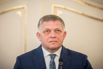Premier sa zastal syna Agentura Smer v ktorej je Fico mladsi kontatel nenaklada s verejnymi peniazmi