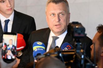 SNS si kladie dalsiu podmienku Rozpocet nepodpori ak dchodky ludi nad 90 rokov nestupnu
