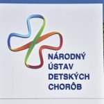 Siamske dvojcata podstupili prvu operaciu zvladli ju bez komplikacii