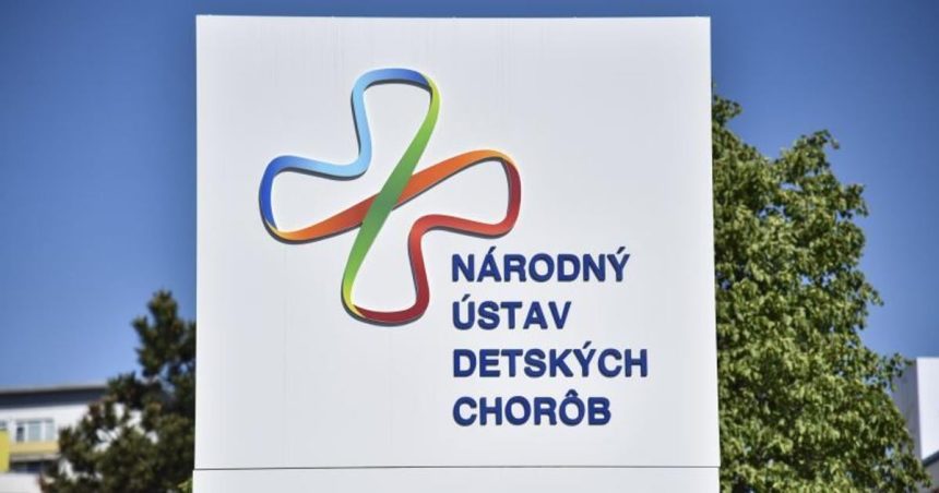 Siamske dvojcata podstupili prvu operaciu zvladli ju bez komplikacii