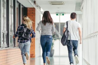 Skoly a rodicia sa zaoberaju tim ako sa prihlasit do systemu ePrihlasky Co ak dieta neprijali na vysnivanu skolu Ma zmysel podat odvolanie Otazky a odpovede