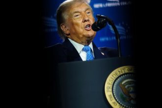 Trump hrozi krajinam s digitlnou daou 100percentnmi colnmi poplatkami