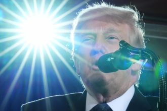 Trump oslavoval osemdesiatku MMA aj inflaciou Jeho nepopularita znervoznuje aj republikanov