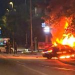 V Petrzalke sa auto zapailo po naraze do stlpa