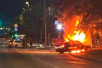 V Petrzalke sa auto zapailo po naraze do stlpa