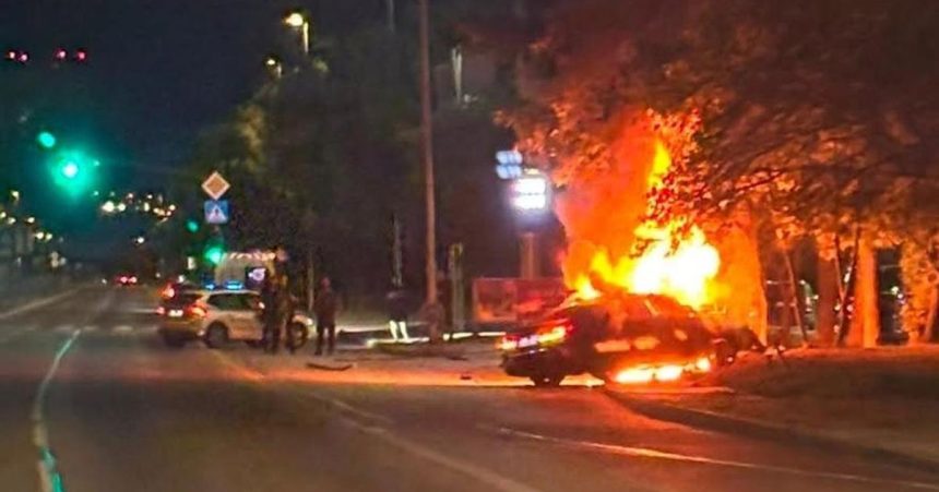 V Petrzalke sa auto zapailo po naraze do stlpa