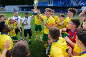 Vytazna rozlucky s trenerom Futbalisti Ziliny oslavuju triumf v Cesko slovenskom pohari